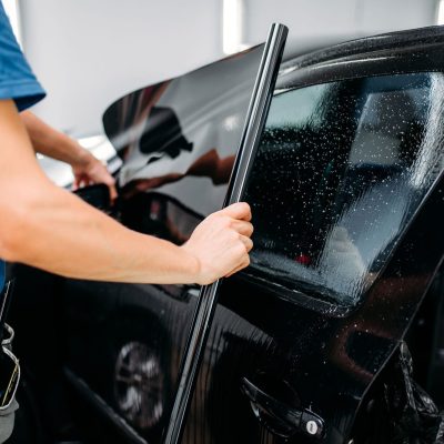 Pose d'un film pour vitres teintées sur la porte d'une voiture à Clermont-Ferrand